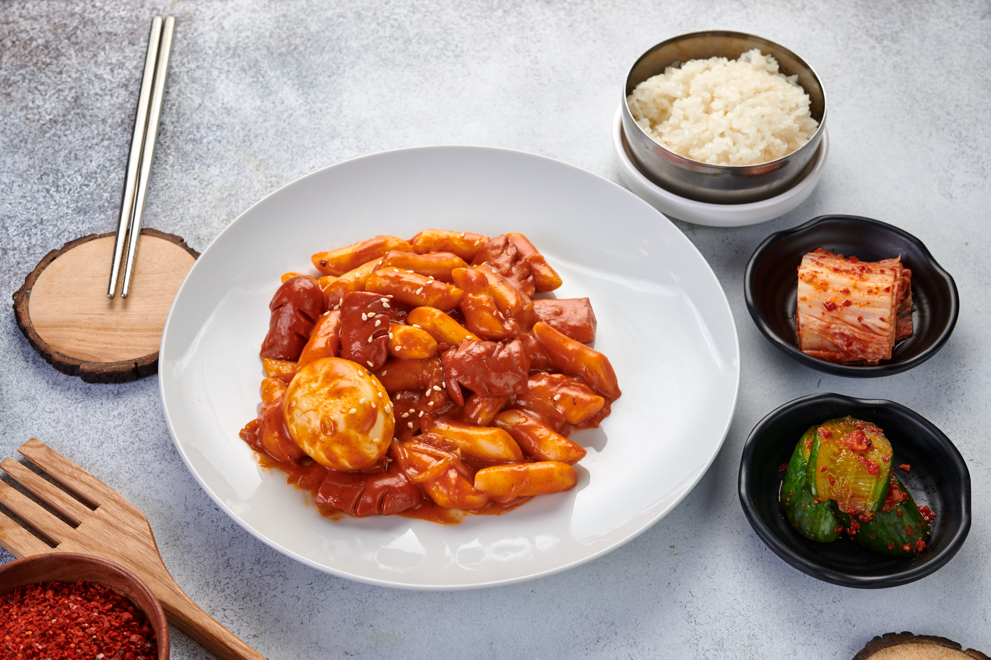 Токпокки острые с сосисками